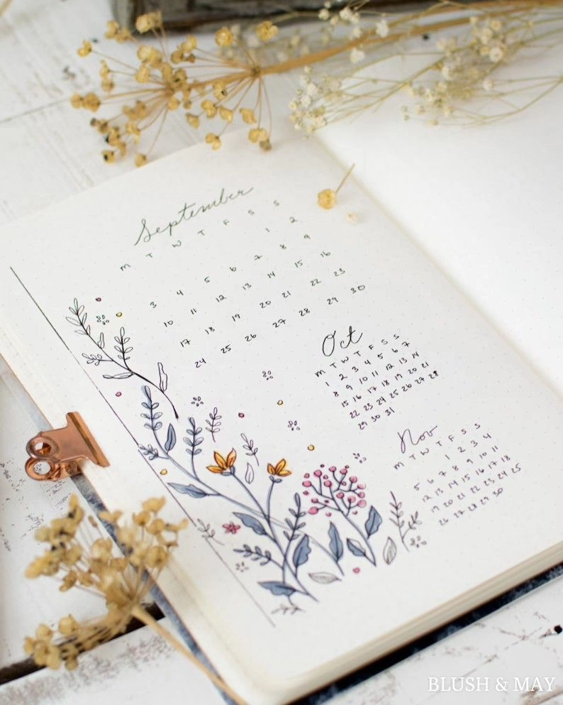 Tema para Bullet Journal - Capa de mês com flores e calendário - Blush & May - Fonte Pinterest